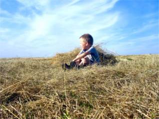 Enfant seul dans un champ